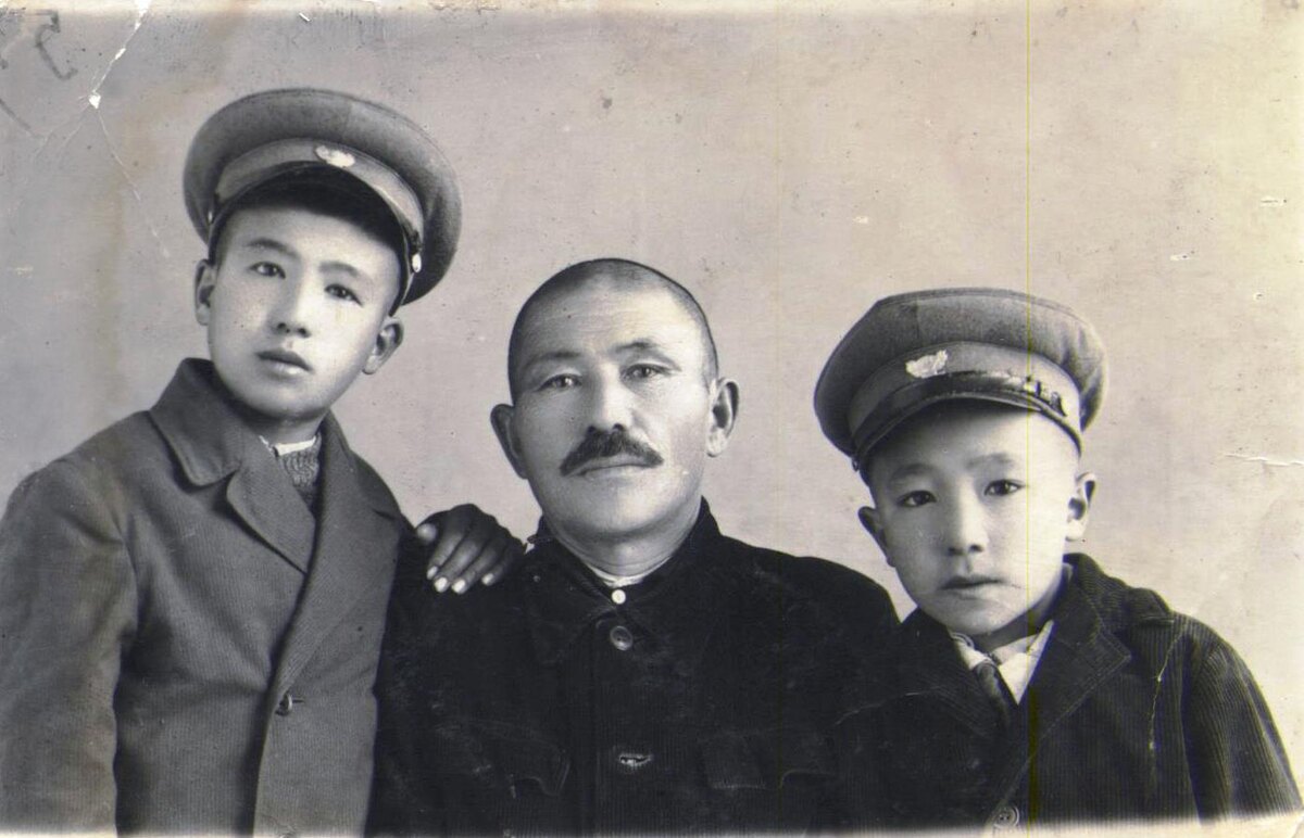 Зейныш Мажитов с сыновьями Хабибулой и Загибулой. 50-е годы.