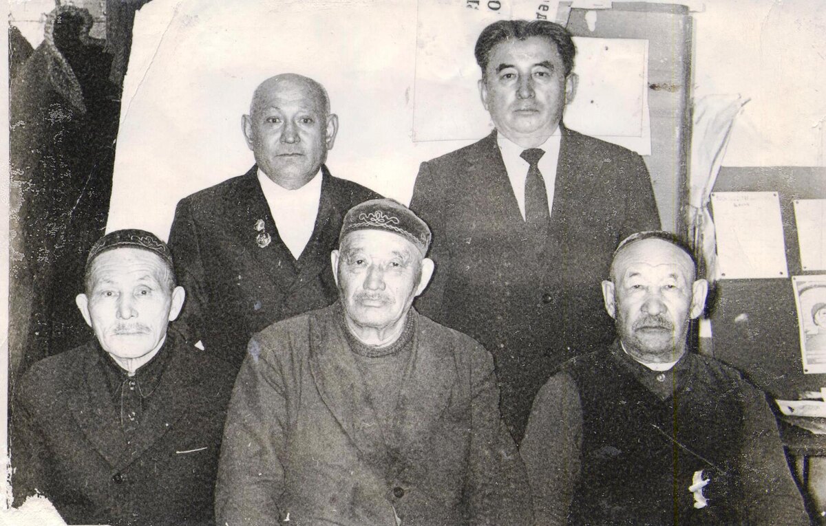 Ветераны аула Каскат (конец 80-х годов). Сидят Зейныш Мажитов, Кази Ислямов, Салык Хамитов. Стоят: Мухамед Мухамеджанов, Шайкен Каскеев. 