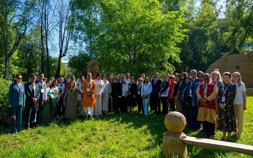    Рябиновую аллею высадили делегаты Всероссийского библиотечного конгресса в Ижевске