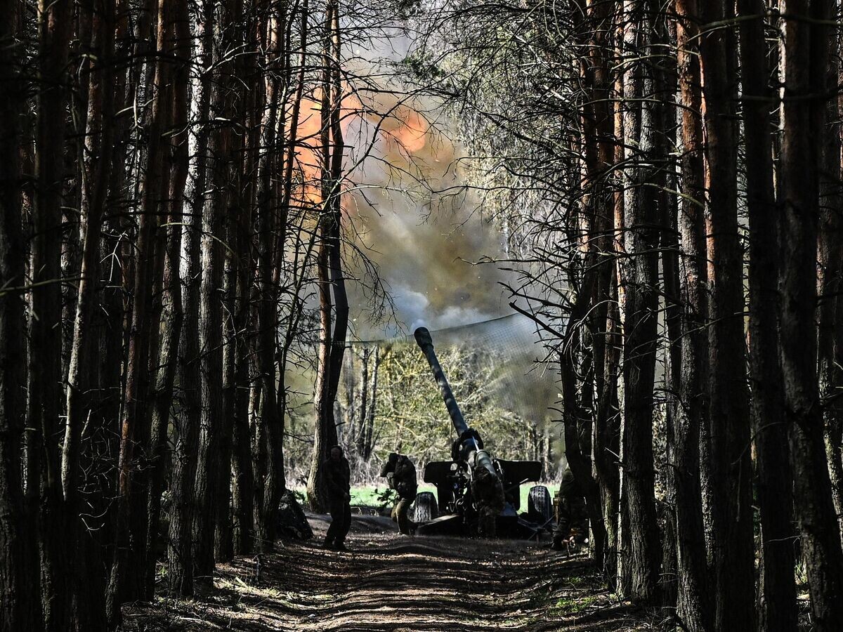    Боевая работа артиллерийского расчета в зоне проведения спецоперации© РИА Новости / Сергей Бобылев