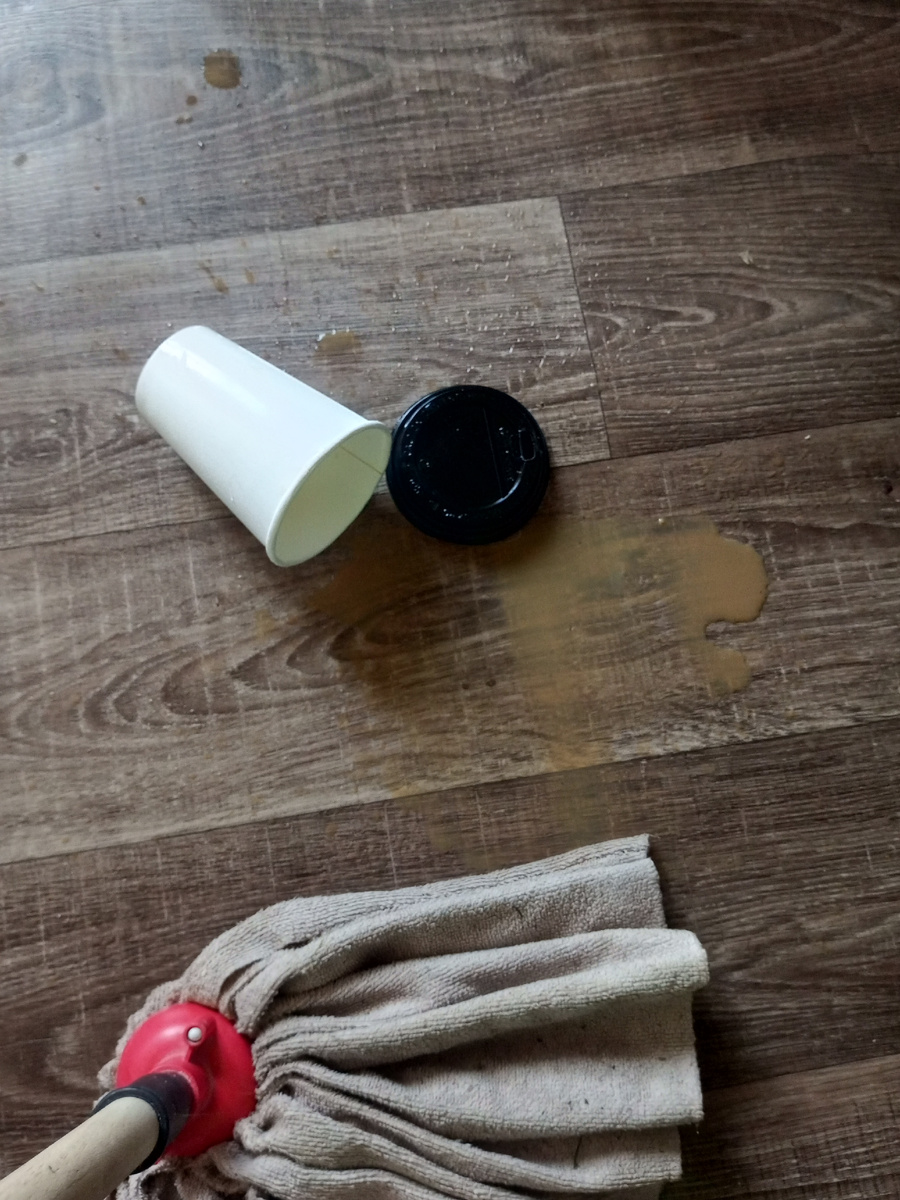 Думала она ещё до середины стола не дотягивается