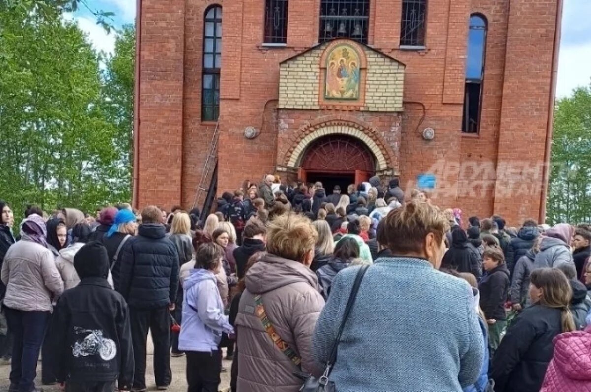    На прощание с погибшими детьми пришло очень много людей.