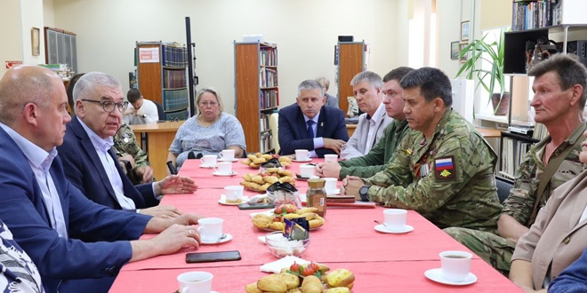 Встреча кунгурских участников специальной военной операции с Игорем Сапко (второй слева)