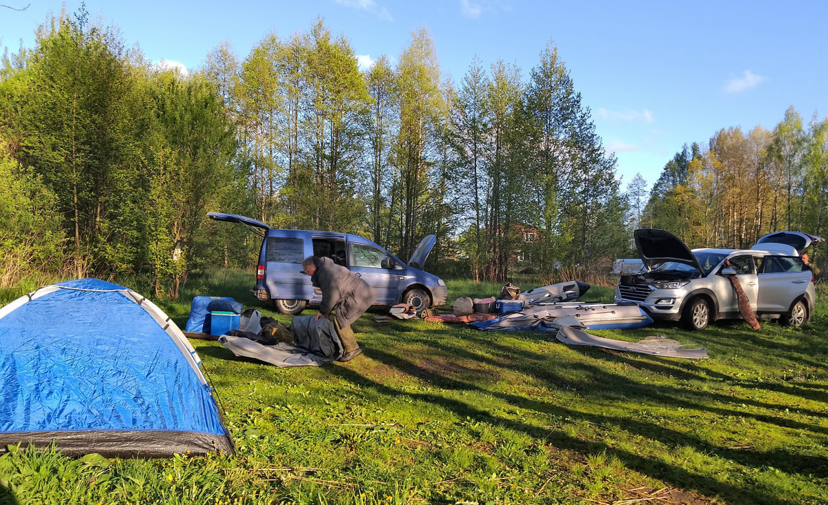 Поставить палатки, накачать лодки, спустить их на воду – на это немало времени требуется