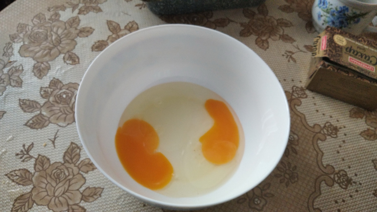 В миску разбиваем яйца