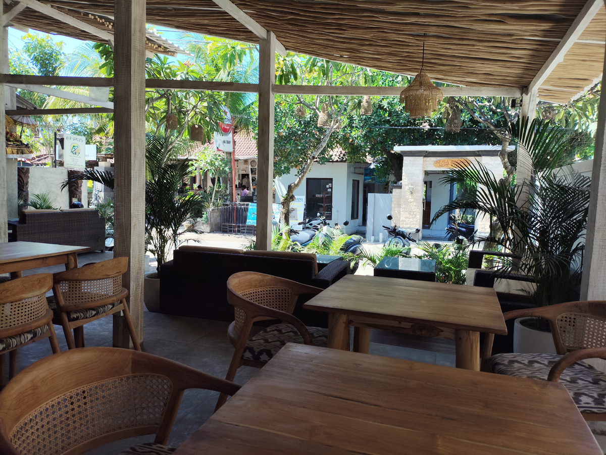 Своего кафе у нашего отеля не было, зато напротив распробовали очень приличный ресторанчик. Вид из него на наш гостевой дом.