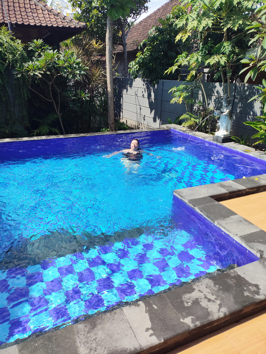 За басейном следили постоянно, убирали упавшие цветы и листья.