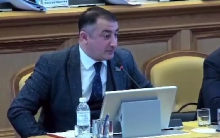    Депутат Думы ХМАО Таги-заде Халид Боюкага оглы. Скриншот с трансляции заседания