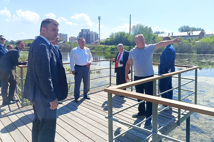    Глава поселка Вячеслав Матвеев (справа на фото) рассказывал гостям об активном благоустройстве своей вотчины и делился планами по развитию, на которое, разумеется, необходимо соответствующее финансирование.   
Фото: Анна Скрып