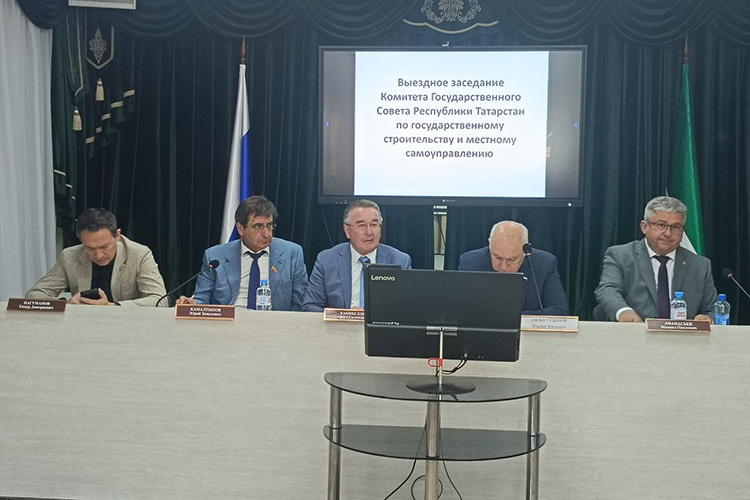    Одним из главных вопросов заседания стала реализация закона об общих принципах организации местного самоуправления (МСУ).   
Фото: Анна Скрып