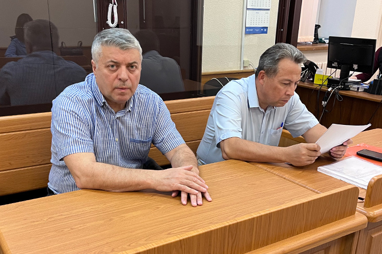    Якова Цейнштейна обвиняют в том, что он намеренно, с целью личного обогащения, не оплатил несколько договоров поставок элитного алкоголя