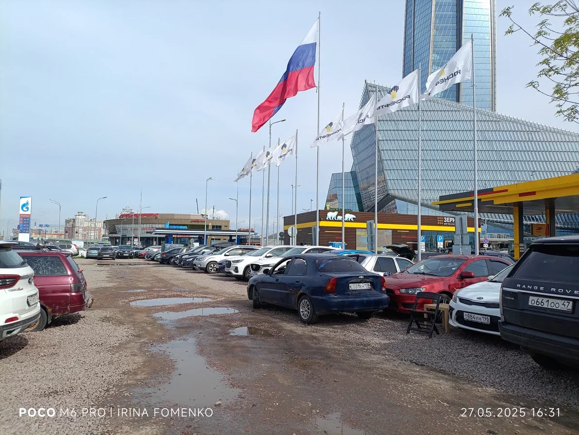 Стихийная стоянка возле Лахта-центра. Фото автора