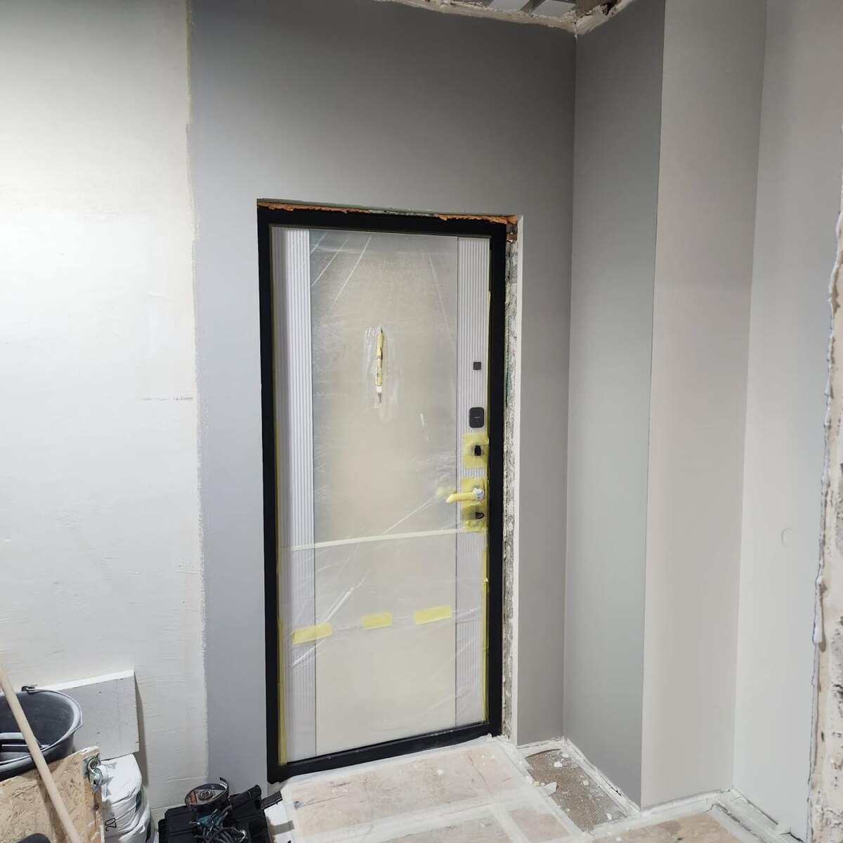 Новая входная дверь - красивая и с зеркалом