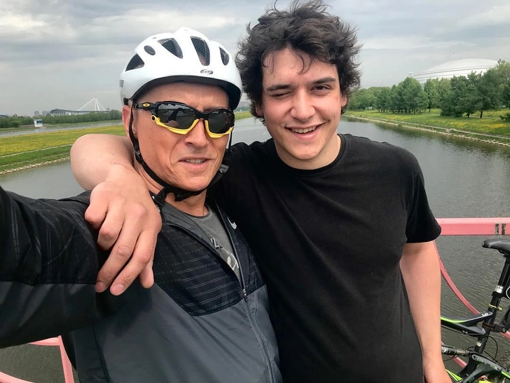    Отцом Филиппа является известный телеведущий Алексей Бегак, которого не стало в 2022 году admin