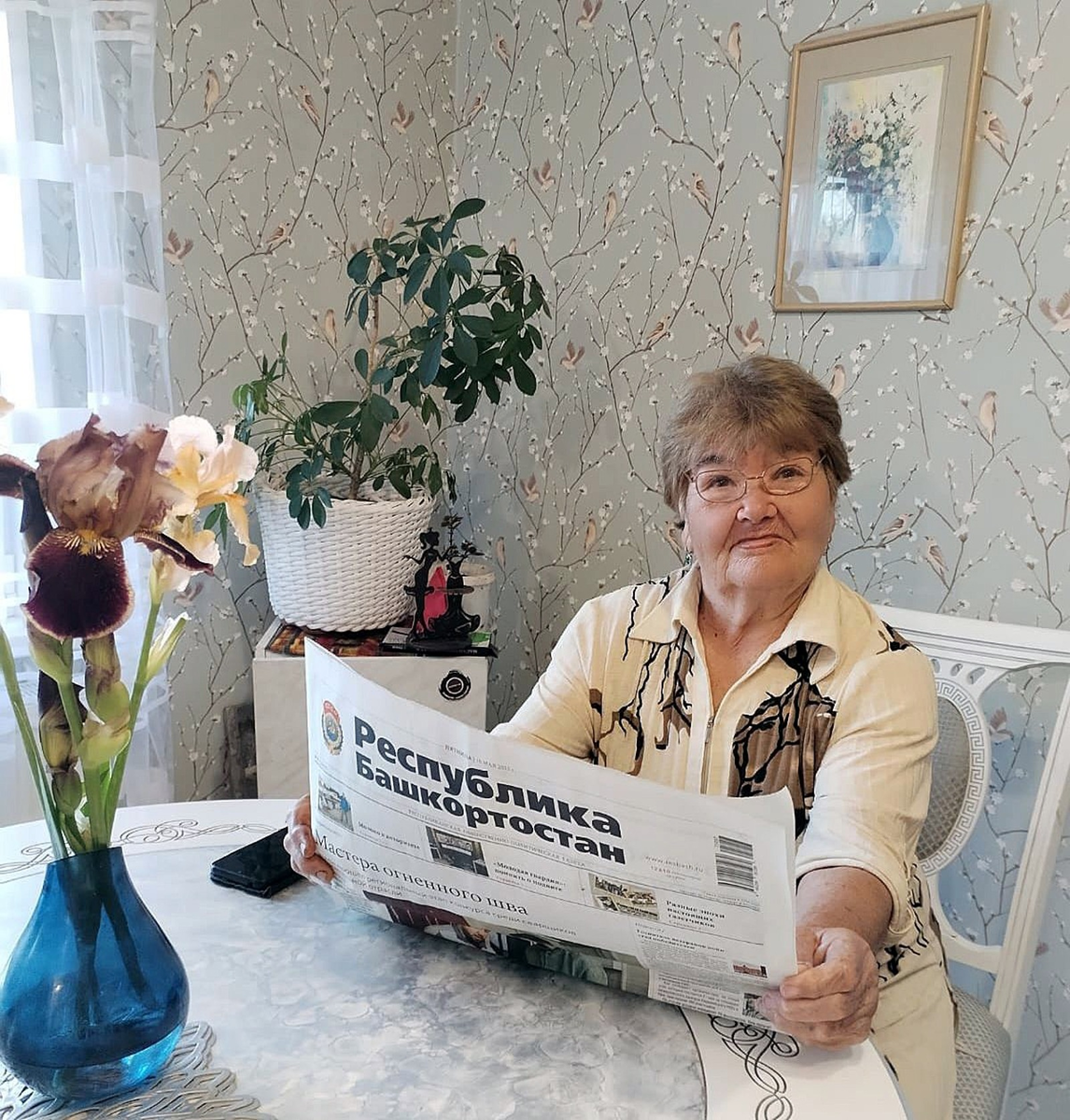 Сажида Япарова за «сеансом» знакомства со свежим номером газеты «РБ».Фото:Вероника МИТРОШИНА