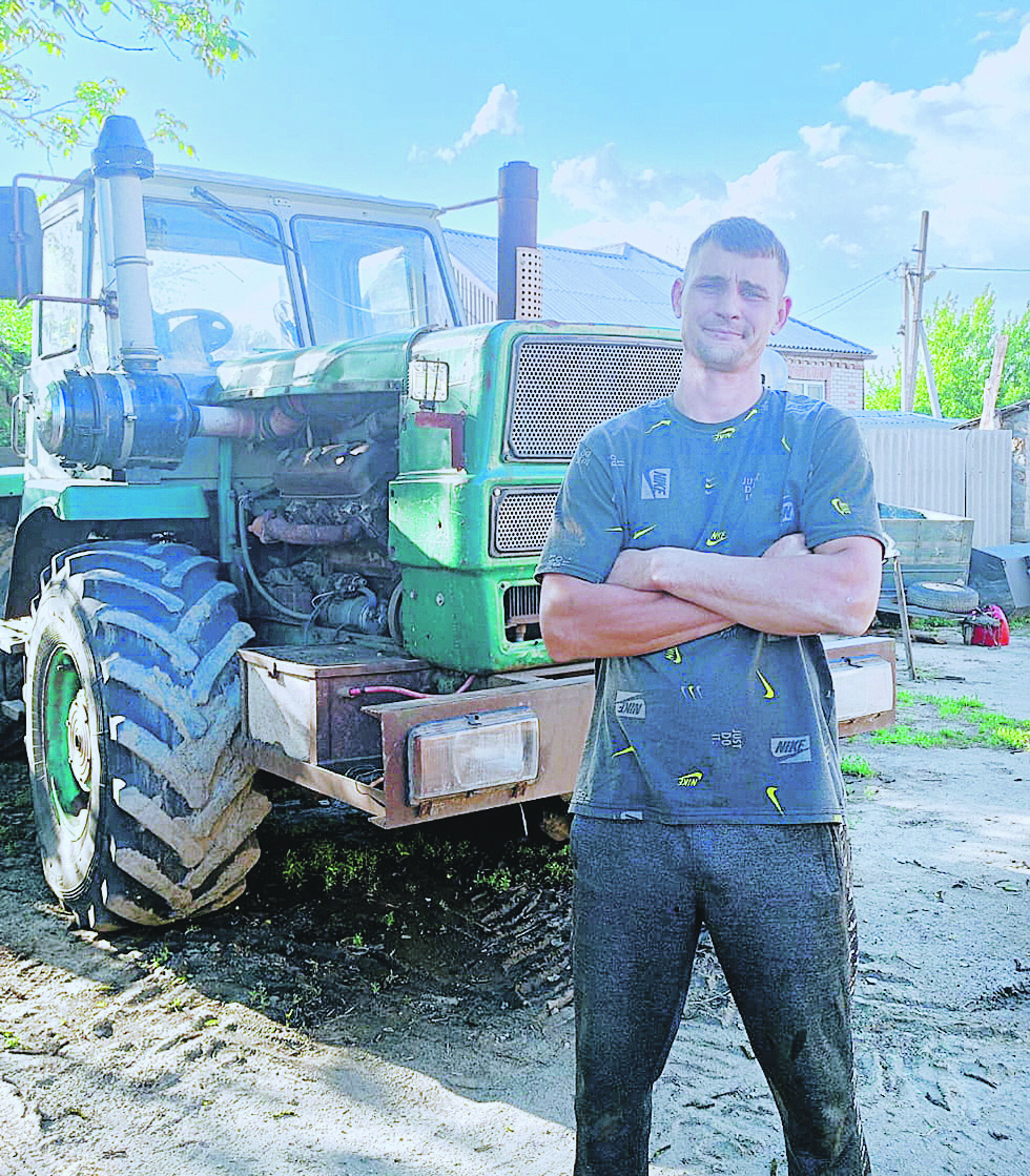 Александр Жменя на работе перед выездом в поле и с семьей на досуге.