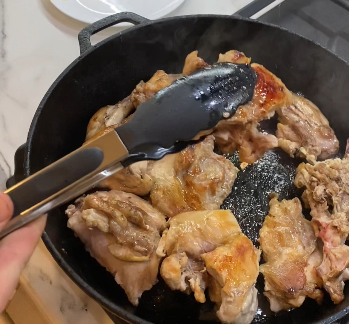 Обжарить мясо с двух сторон до золотистой корочки.