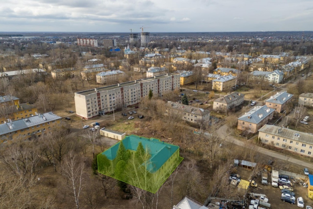    Двухэтажный дом окружает многоквартирная жилая застройка, социальные и торговые объекты