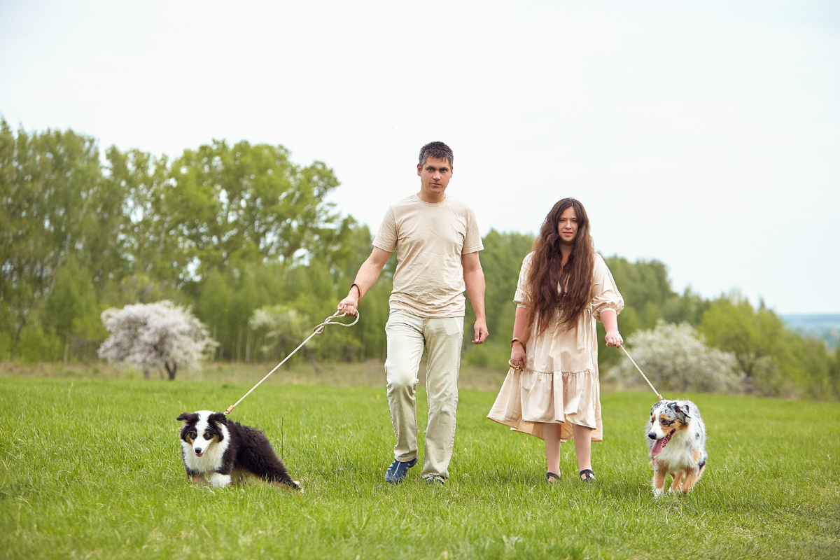 Усатые барыни выгуливают своих неусатых холопов