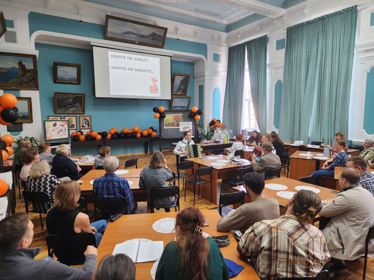 Поздравление с Днем Победы на биолого-почвенном факультете 22 мая 2025. На баянах играют доцент Максим Гоцко и студент первого курса Никита Романова.