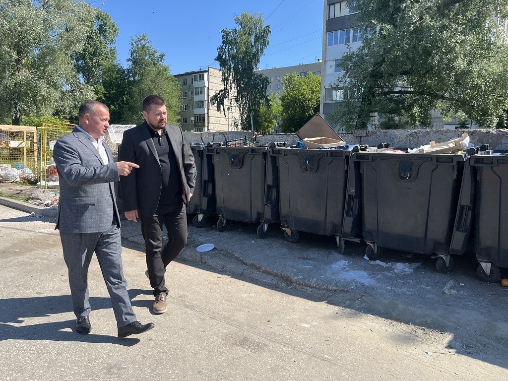 Перед совещанием с участием депутатов перевозчик не успел вывезти отходы с контейнерной площадки вблизи школы № 26.