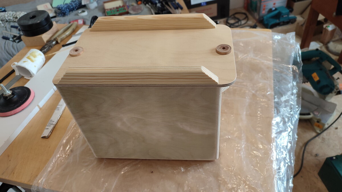 Аккумулятоный ящик склеен. Фанера с зеленцой - была когда-то обработана пропиткой "Сенеж" (галерея фото)