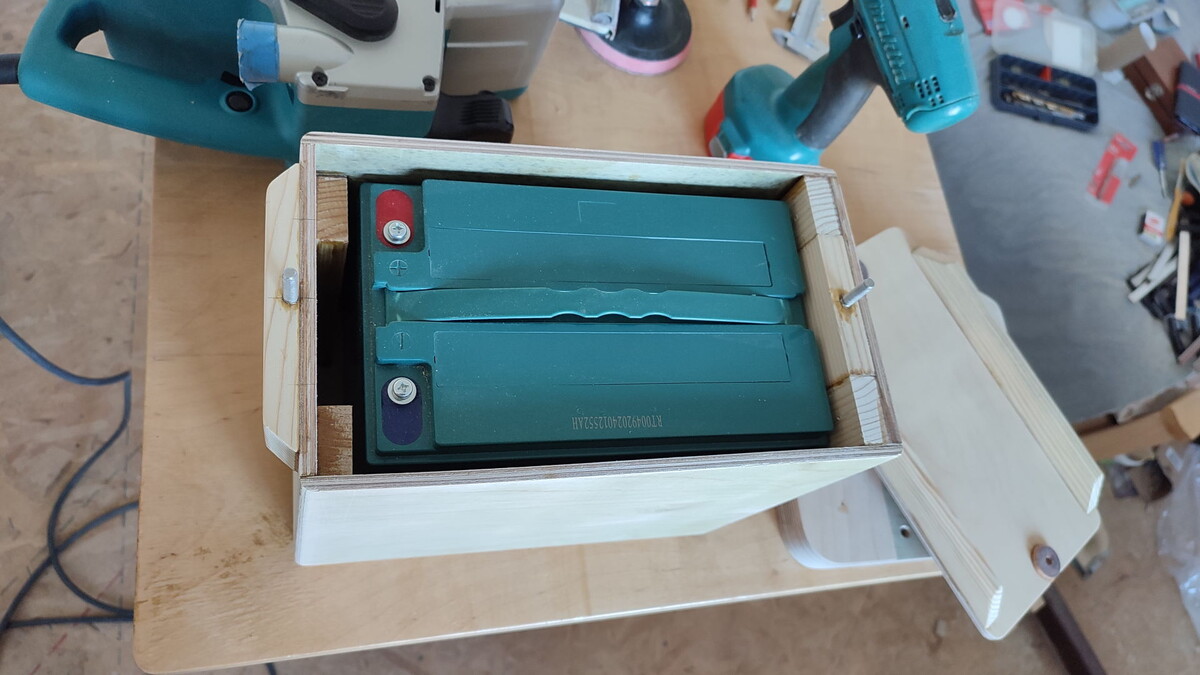 Компактный тяговый аккумулятор низкого разряда на 55 А*ч. Габариты АКБ: 223x135x177