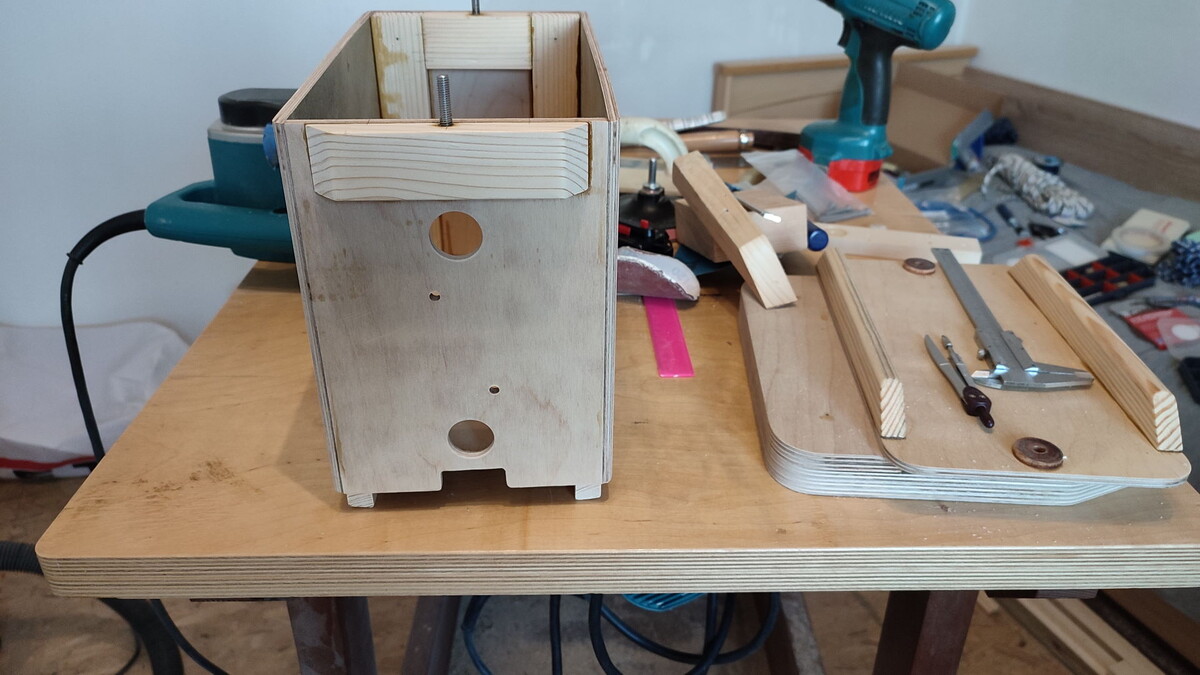 Отверстия в передней стенке для кабелей и главного выключателя