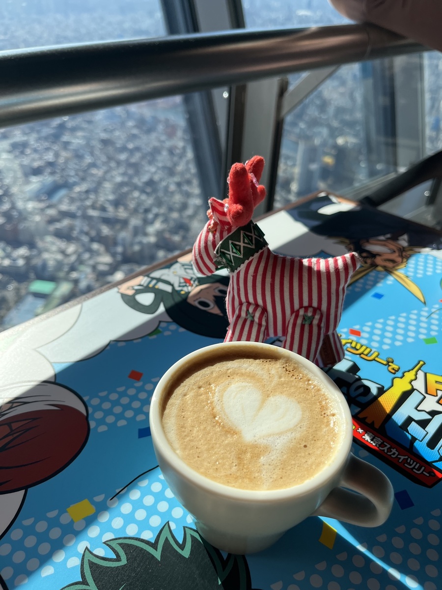 Четверговый кофе на телебашне в Токио. Традициям нельзя изменять. Договорились встречаться, значит встречаемся. Фото автора