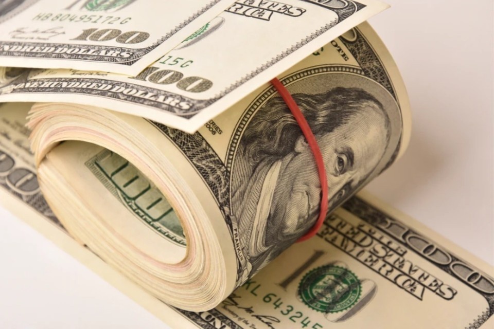    Финансист Белянчикова: новые доллары имеют заметную вертикальную синюю полосу Shutterstock