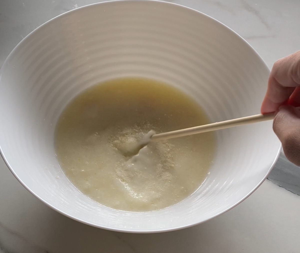 Смешать желатин с молоком. Оставить набухать.