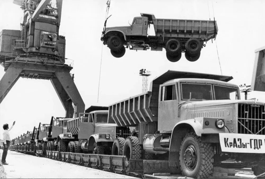 К середине 1950-х годов потребности экономики начали меняться, и в 1956 году предприятие реорганизовали в комбайновый завод.