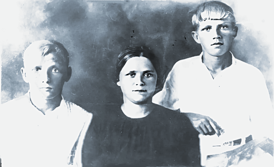 Юный Коля с роднёй.