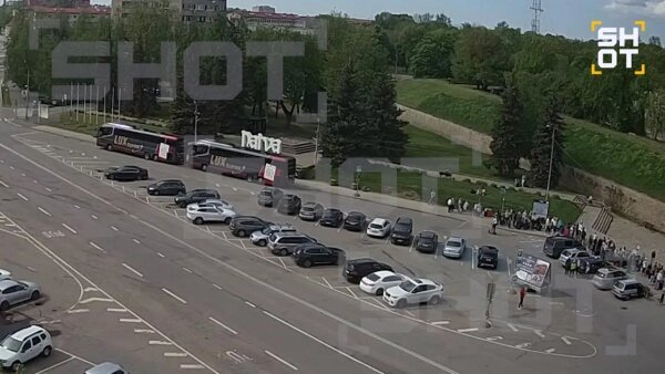 Очереди на границе между Нарвой и Ивангородом. Фото © Telegram / SHOT