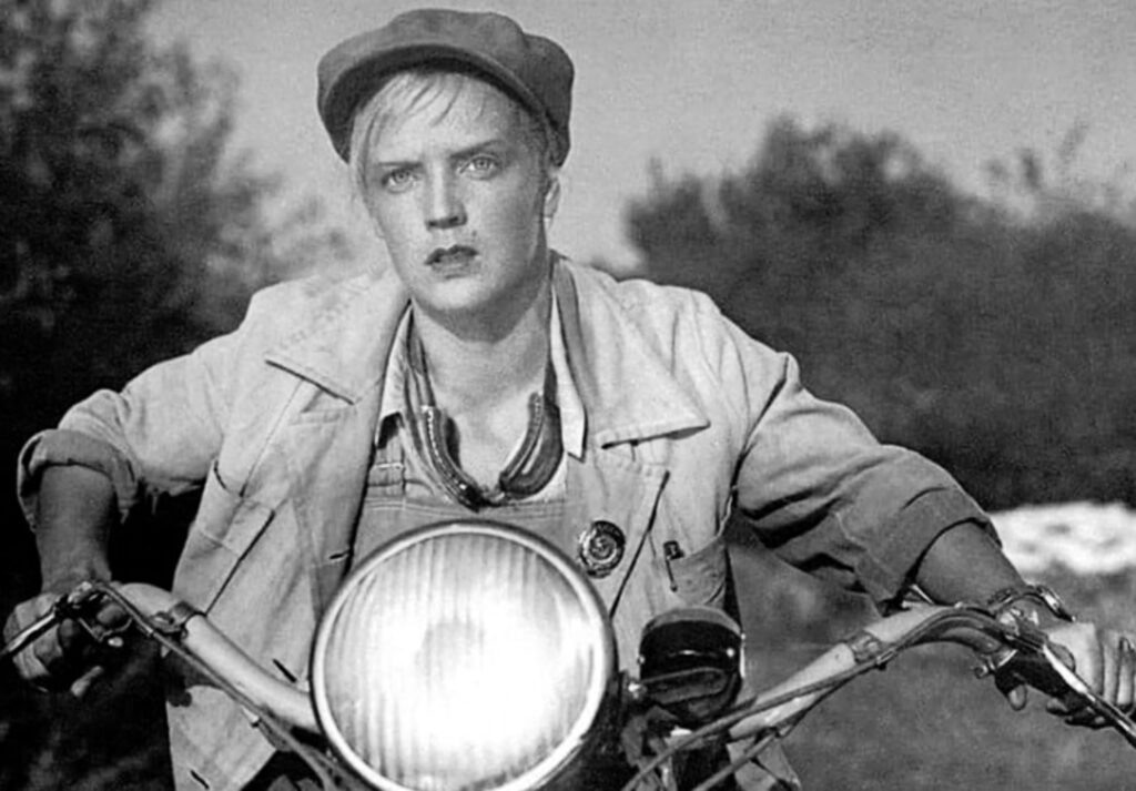 Кадр из фильма «Трактористы»