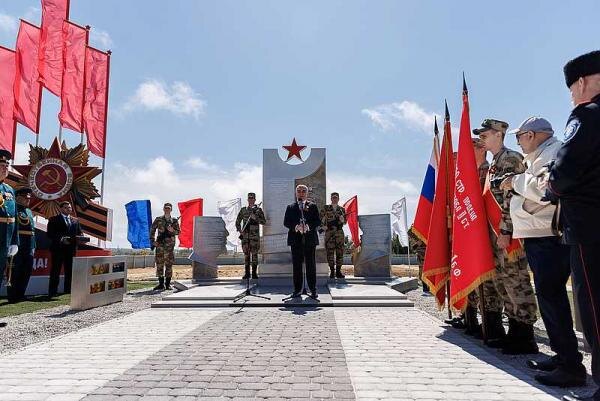 На открытии Мемориала воинам 89-й Армянской Таманской дивизии в Керчи
