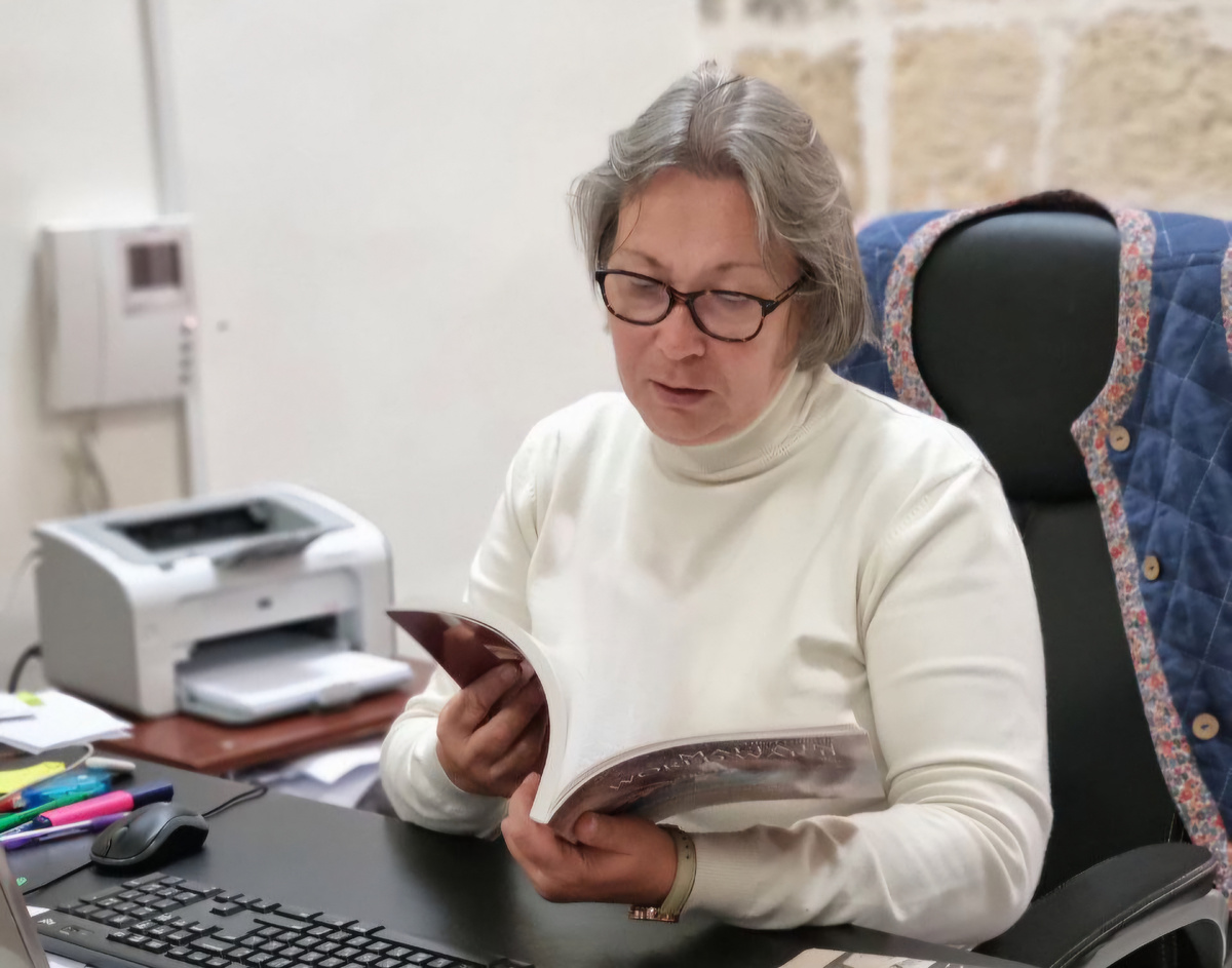 В рабочем кабинете. В нём жарко не бывает, только холодно