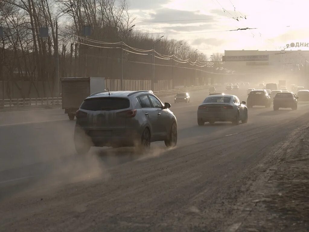 Фото заимствовано - https://www.1obl.ru/news/o-lyudyakh/lenta_minekologii_predpisalo_merii_chelyabinska_ubrat_pyil_s_dorog_html/