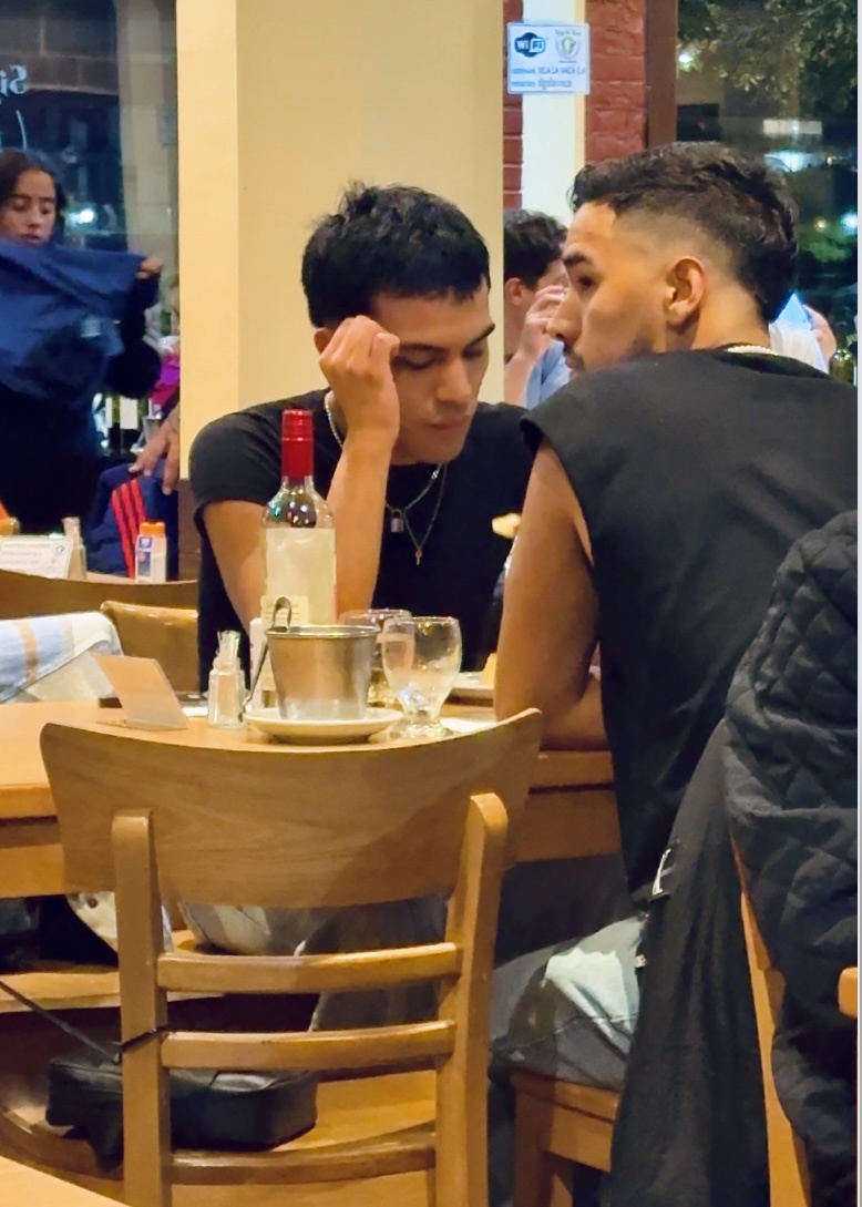 Вот на этой фотографии видно как хомутом прикреплена к спинке стула мужская сумка