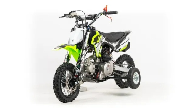 Безопасность на детском питбайке является обязательной функцией. Встроенная система безопасности отключает зажигание, если ваш ребенок упадет или сойдёт с мотоцикла, а регулируемый ограничитель газа обеспечивает полный контроль со стороны родителей.**Особенности модели:**- Двигатель объемом 50 кубических см (139FMA) с вариатором (автоматическая трансмиссия), который прост в обслуживании и легок в управлении. Просто увеличьте газ — и вы в пути!- Мощность составляет 3 лошадиные силы, что позволяет легко справляться с весом ребенка, одновременно не давая развить опасную скорость (максимум 30 км/ч).