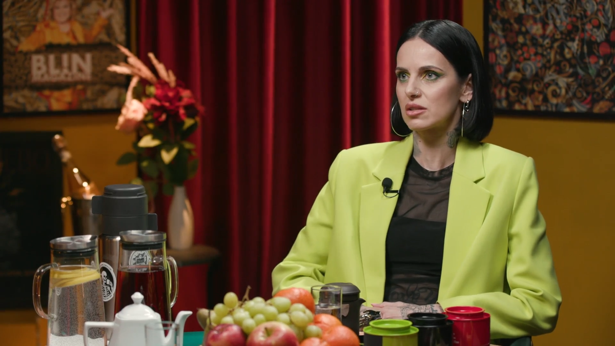 Лина в начале беседы