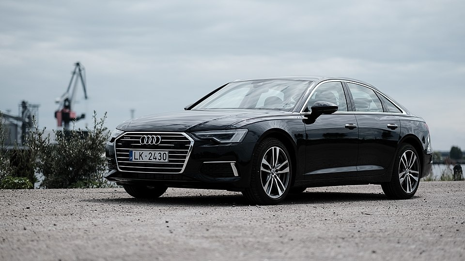 Audi A6 — это не просто автомобиль, а целая история развития и совершенствования моделей бизнес-класса от немецкого бренда Audi. Всё началось с Audi 100, премьера которого состоялась в 1968 году. В 1994 году модельный ряд получил новое имя — Audi A6, став рестайлинговой версией последнего Audi 100.В отличие от Audi 80, которая при смене названия была полностью новой моделью (ныне известной как Audi A4), первый Audi A6 стал логичным продолжением и развитием своего предшественника.Сегодня Audi A6 доступна в двух основных вариантах кузова: классический четырехдверный седан и практичный пятидверный универсал Avant. Ранее в линейке также присутствовали двухдверные версии — купе и хэтчбек, которые подчёркивали спортивный характер модели.Для тех, кто ищет ещё больше мощности и динамики, Audi предлагает спортивные версии: S6 и RS6. Последняя, с аббревиатурой RS, что расшифровывается как «RennSport» (гонки), считается самой мощной и быстрой в серии.Audi A6 — это идеальный баланс между комфортом, стилем и спортивными возможностями, который заслуженно пользуется популярностью среди автолюбителей по всему миру.Если хотите узнать больше интересных фактов об Audi и других легендарных автомобилях, подписывайтесь на канал и следите за обновлениями!