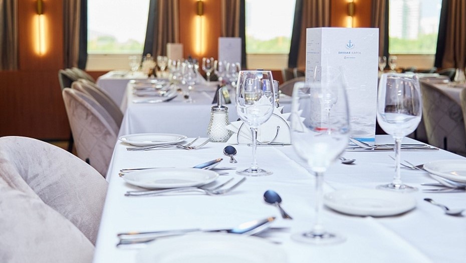    Ресторан на борту теплохода "Михаил Булгаков" Автор фото: mosturflot.ru