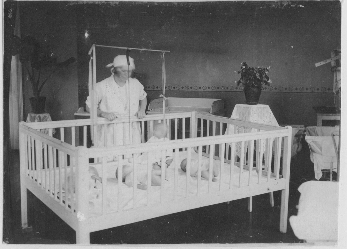 Группа грудных детей в Доме ребенка на ул. Береговой. Фото из фондов Музейного комплекса им. И. Я. Словцова