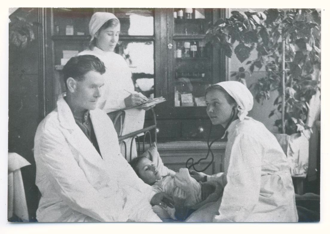 Станислав Карнацевич консультирует заболевшего ребенка. Фото из фондов Музейного комплекса им. И. Я. Словцова