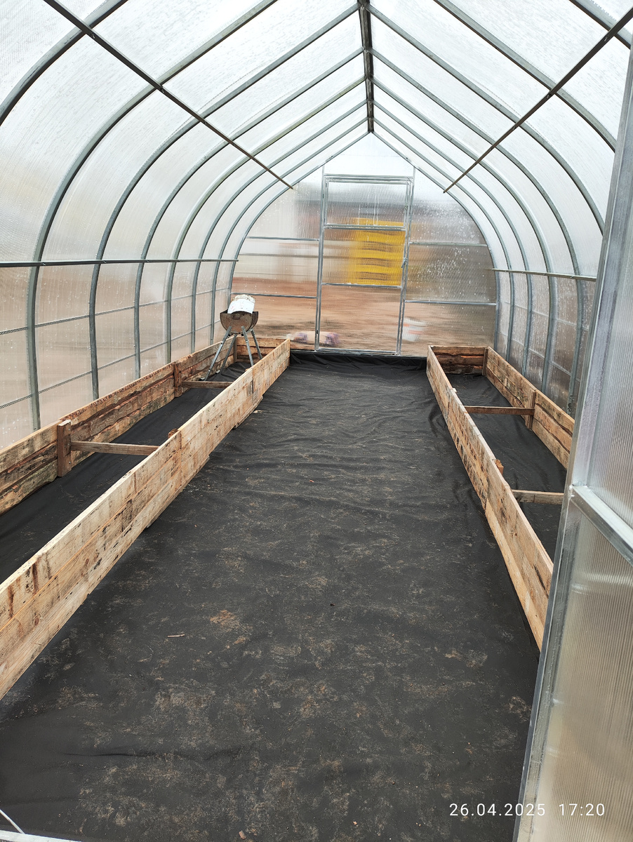 Когда на улице еще не сошёл снег мы собирали теплицу. Чтобы расстелить поликарбонат для резки. В другие непогодные дни делали грядки. 