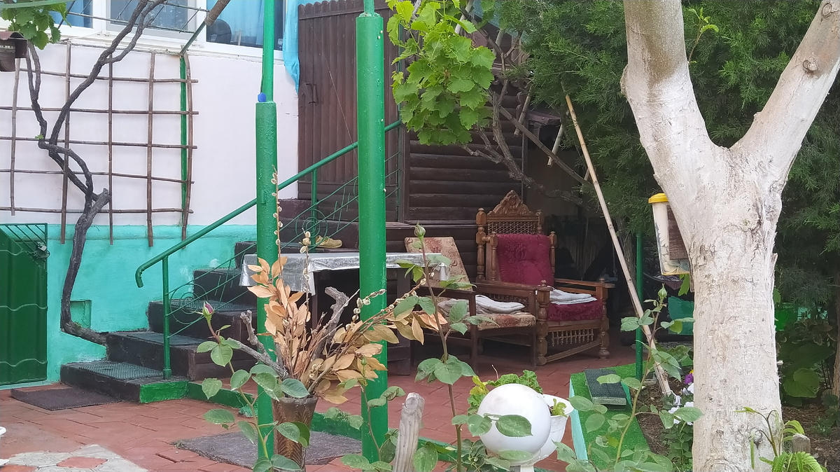 Царское кресло этого уютного маленького сказочного "государства."