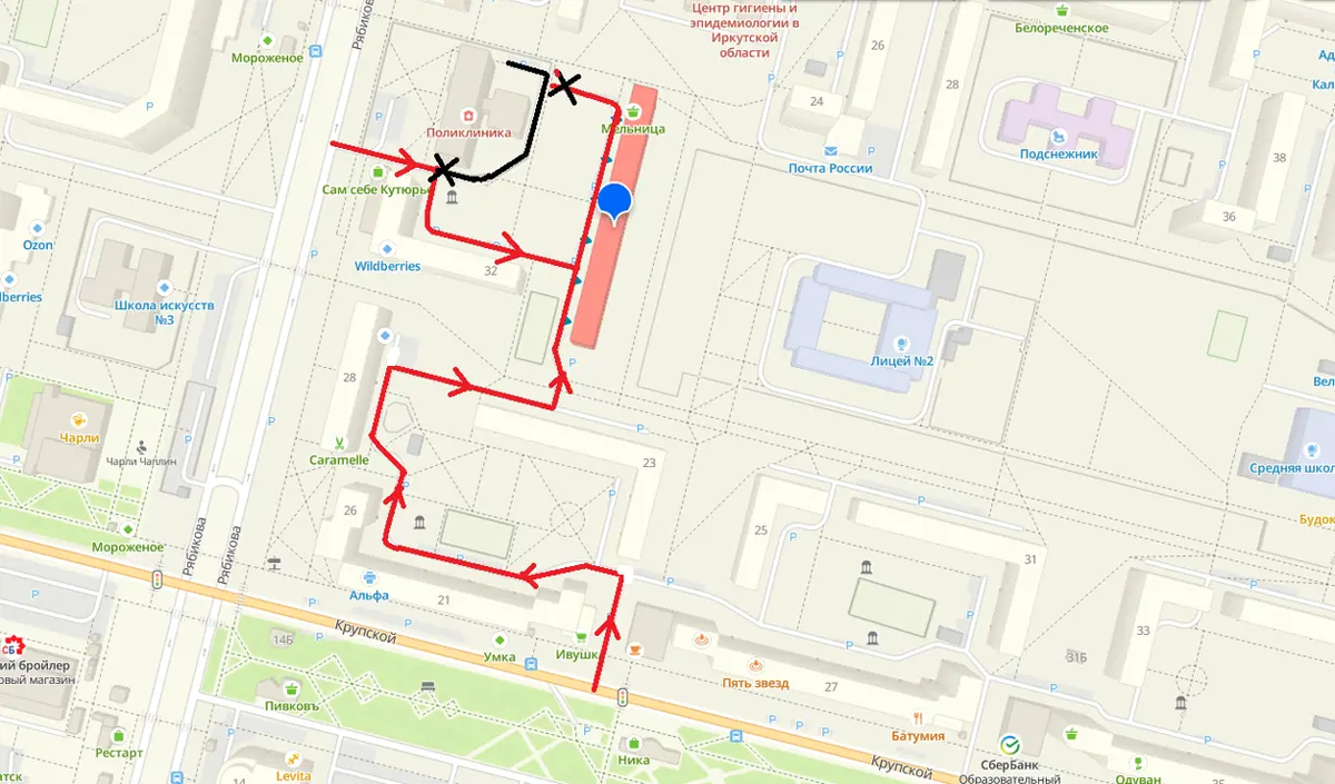 Красным отмечены варианты въезда во двор с улиц Рябикова и Крупской (других нет). Чёрным - участок дороги, отрезанный забором. Изображение создано с использованием данных 2ГИС.