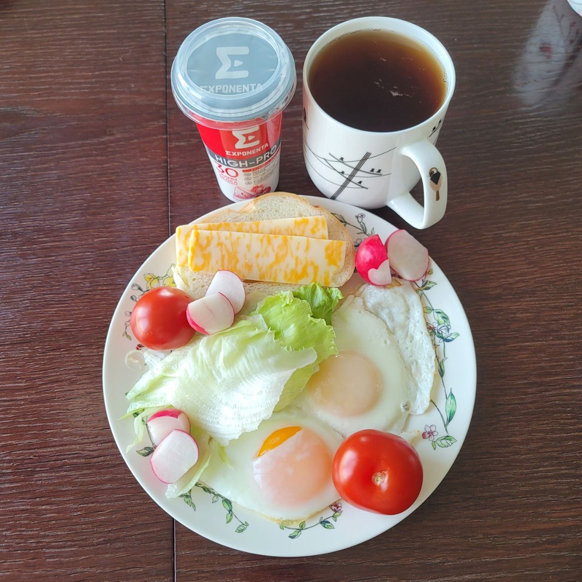 Смотришь на яичницу и так и хочется спеть "Солнечный круг! Небо вокруг! Это рисунок мальчишкиии", да?