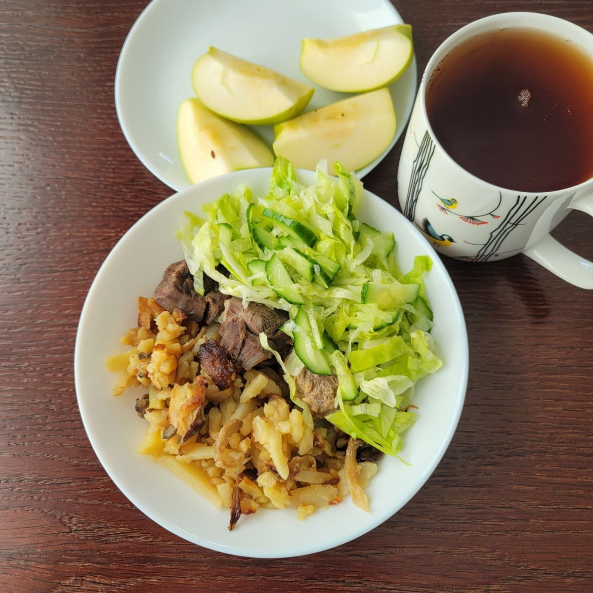 Несчастное яблоко никто не ел недели две наверно, чуть своей смертью не умерло. 